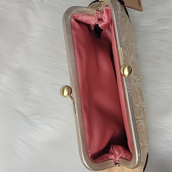 COACH Signature \